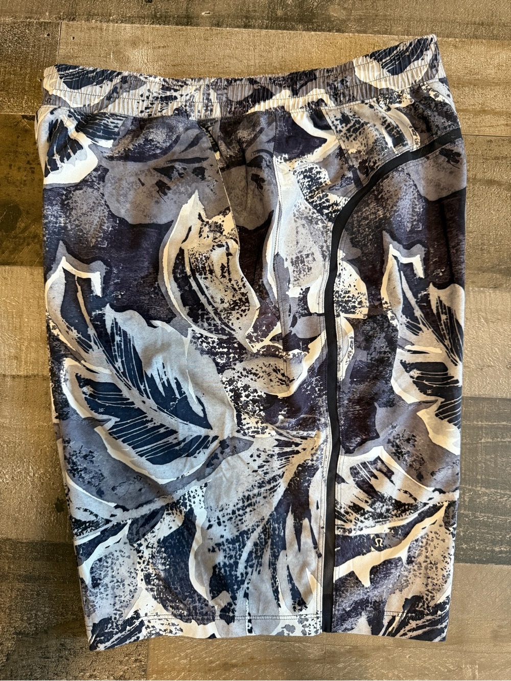 Lululemon Pace Breaker Short 9" *Liner
Tropical Shadow Sea Salt Multi medium